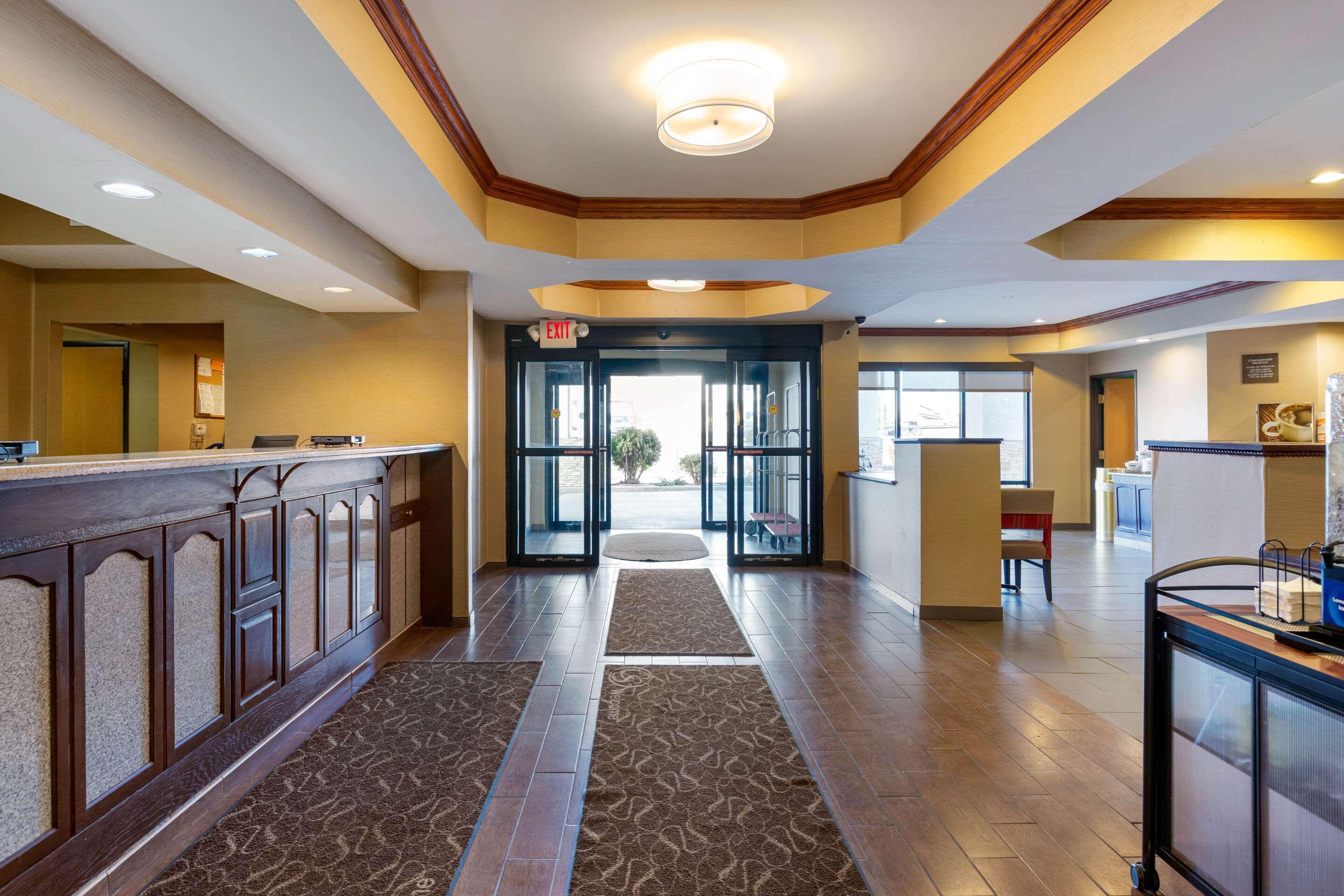 Comfort Suites South Haven Near I-96 Екстер'єр фото