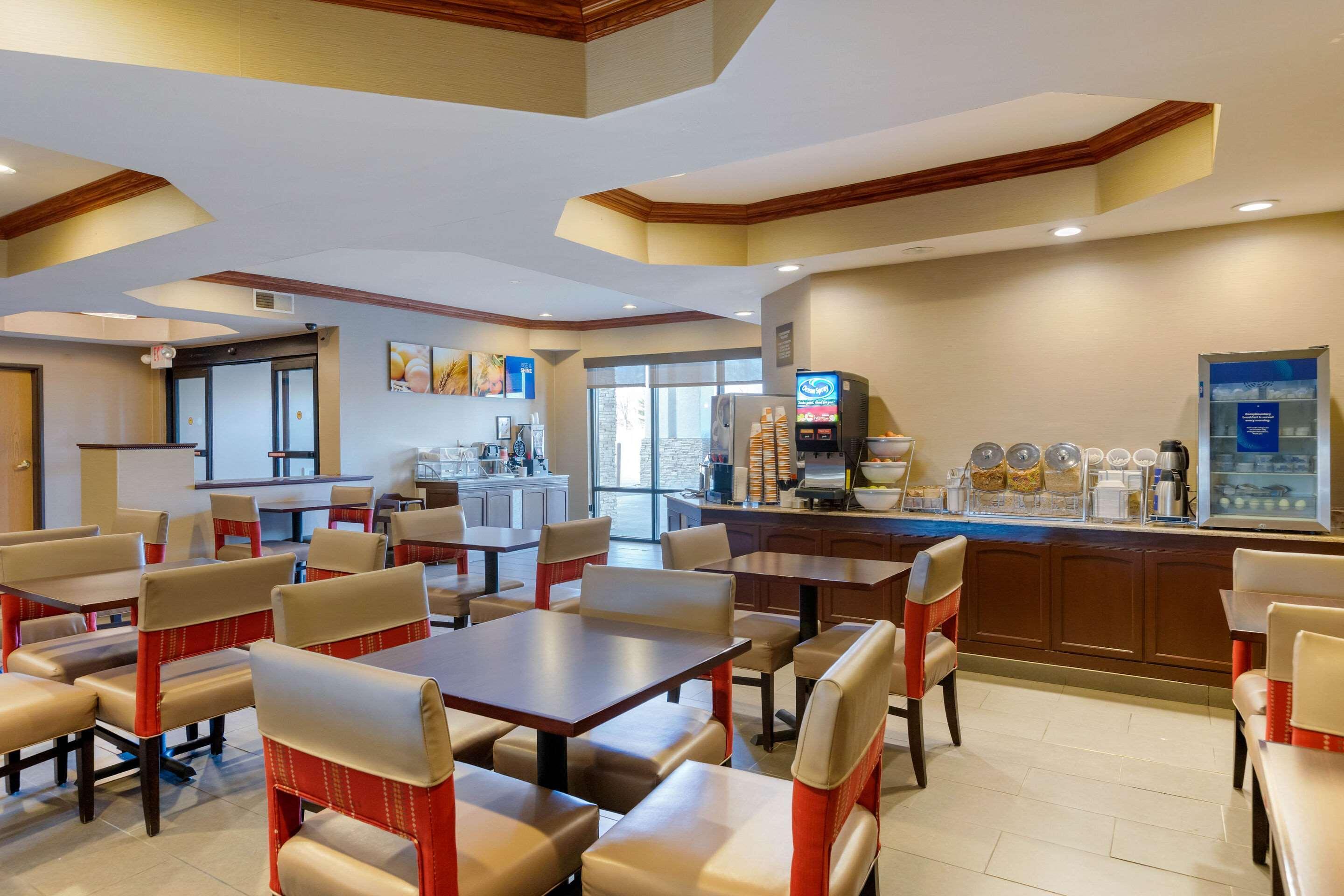 Comfort Suites South Haven Near I-96 Екстер'єр фото