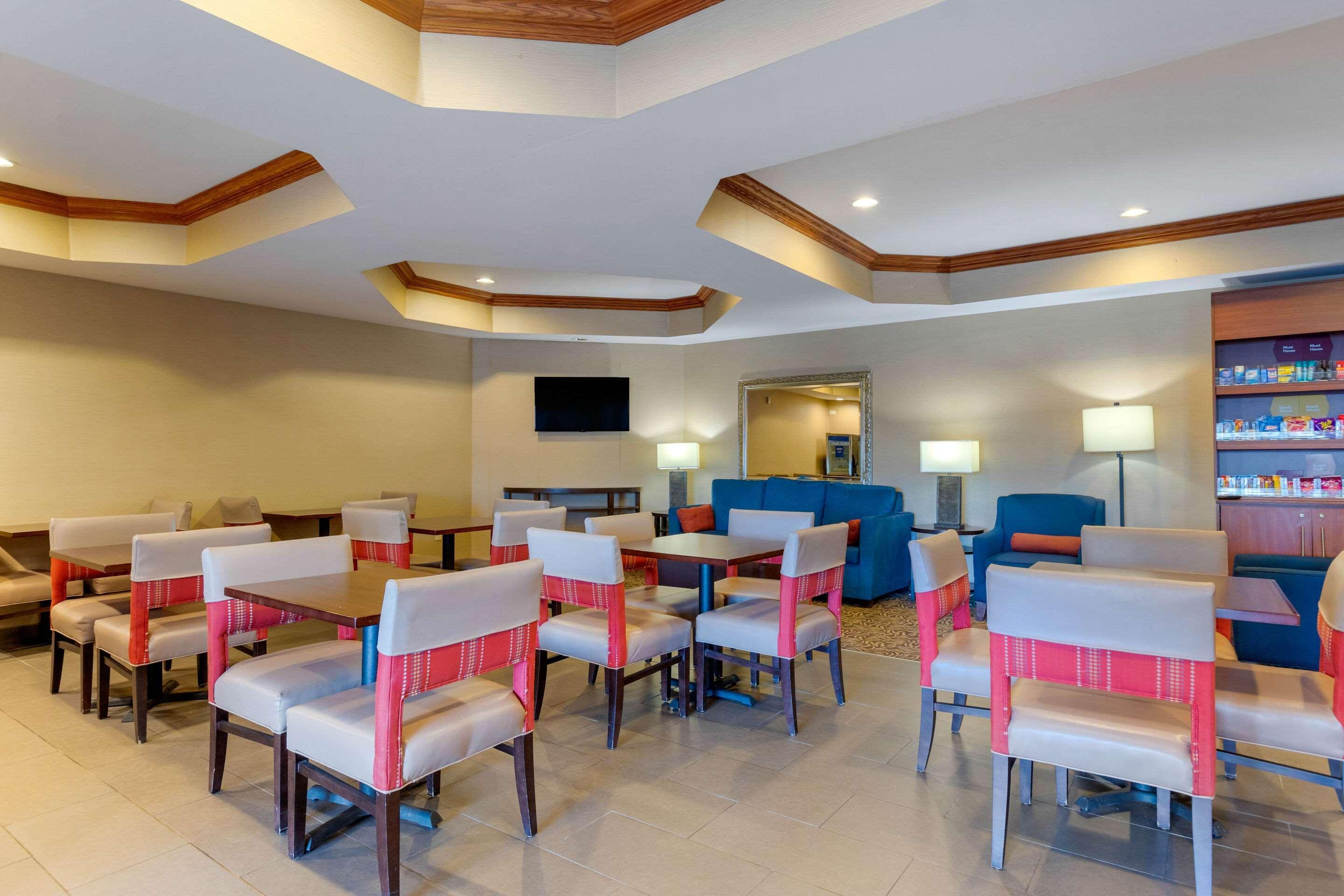 Comfort Suites South Haven Near I-96 Екстер'єр фото