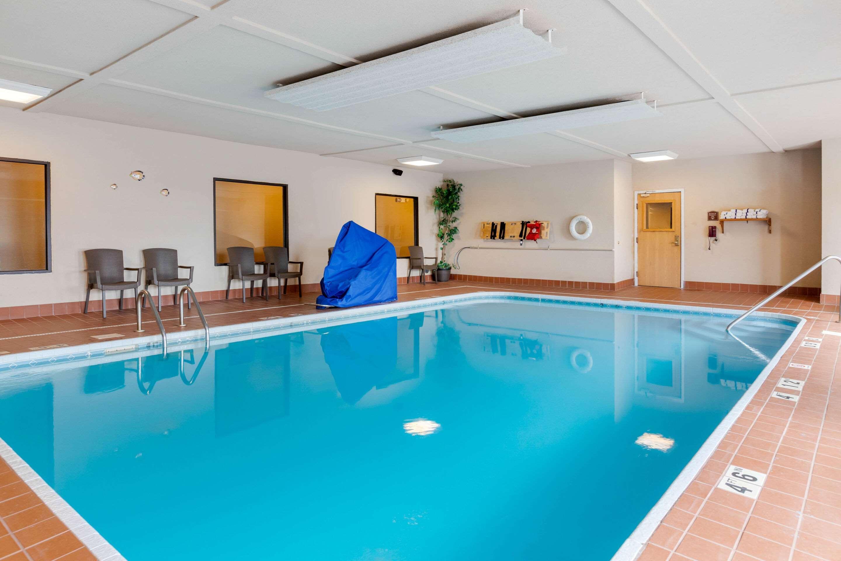 Comfort Suites South Haven Near I-96 Екстер'єр фото