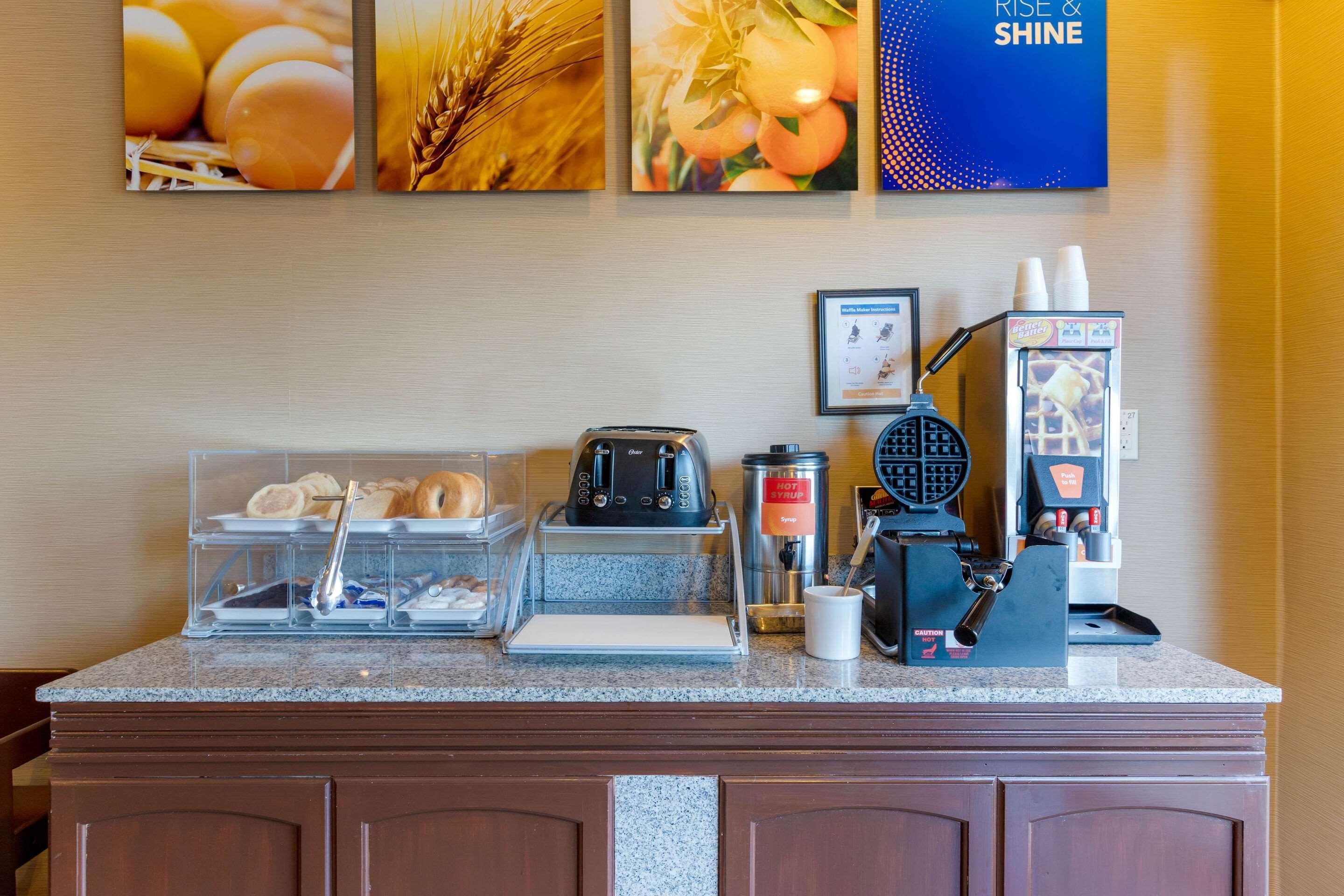 Comfort Suites South Haven Near I-96 Екстер'єр фото
