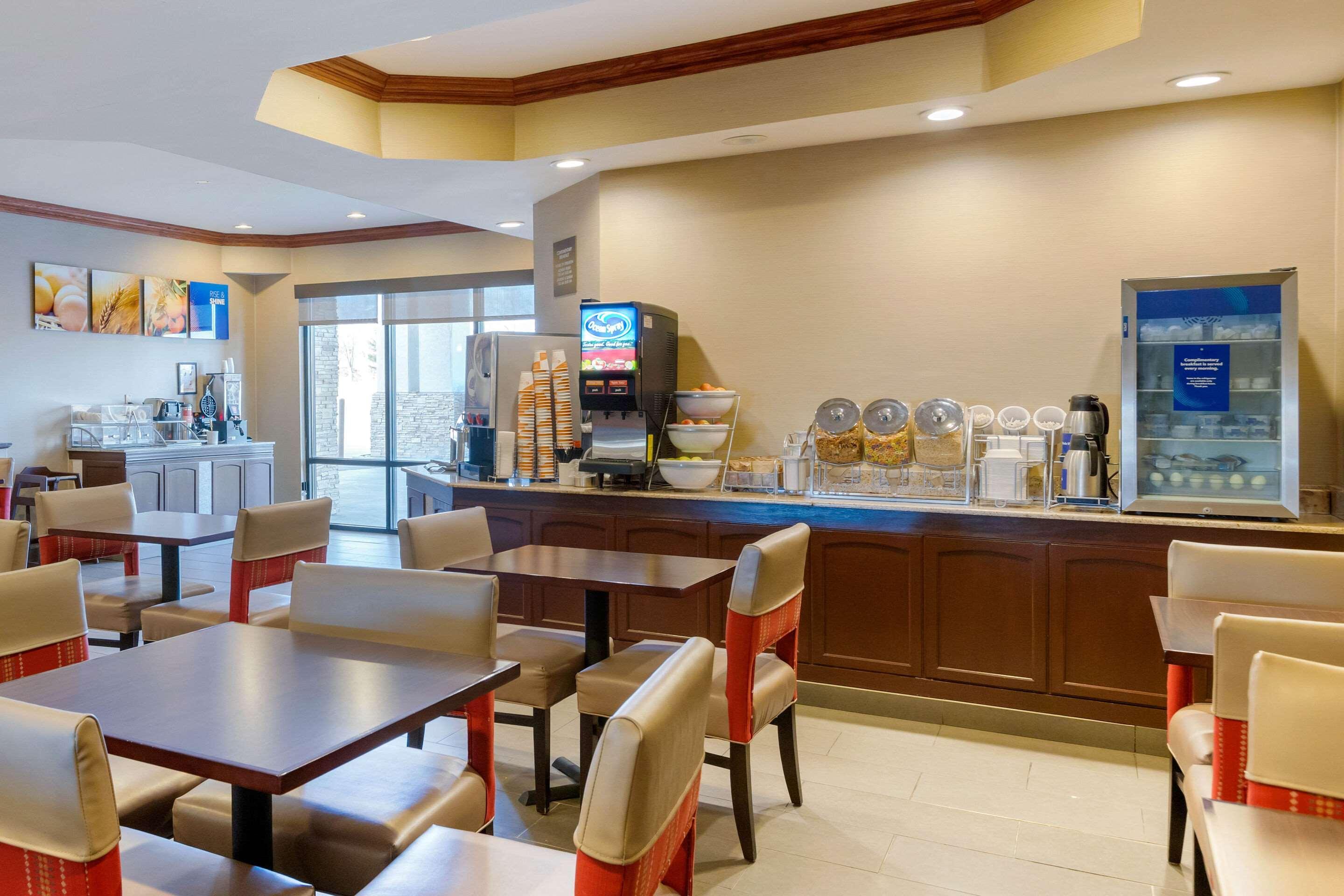 Comfort Suites South Haven Near I-96 Екстер'єр фото