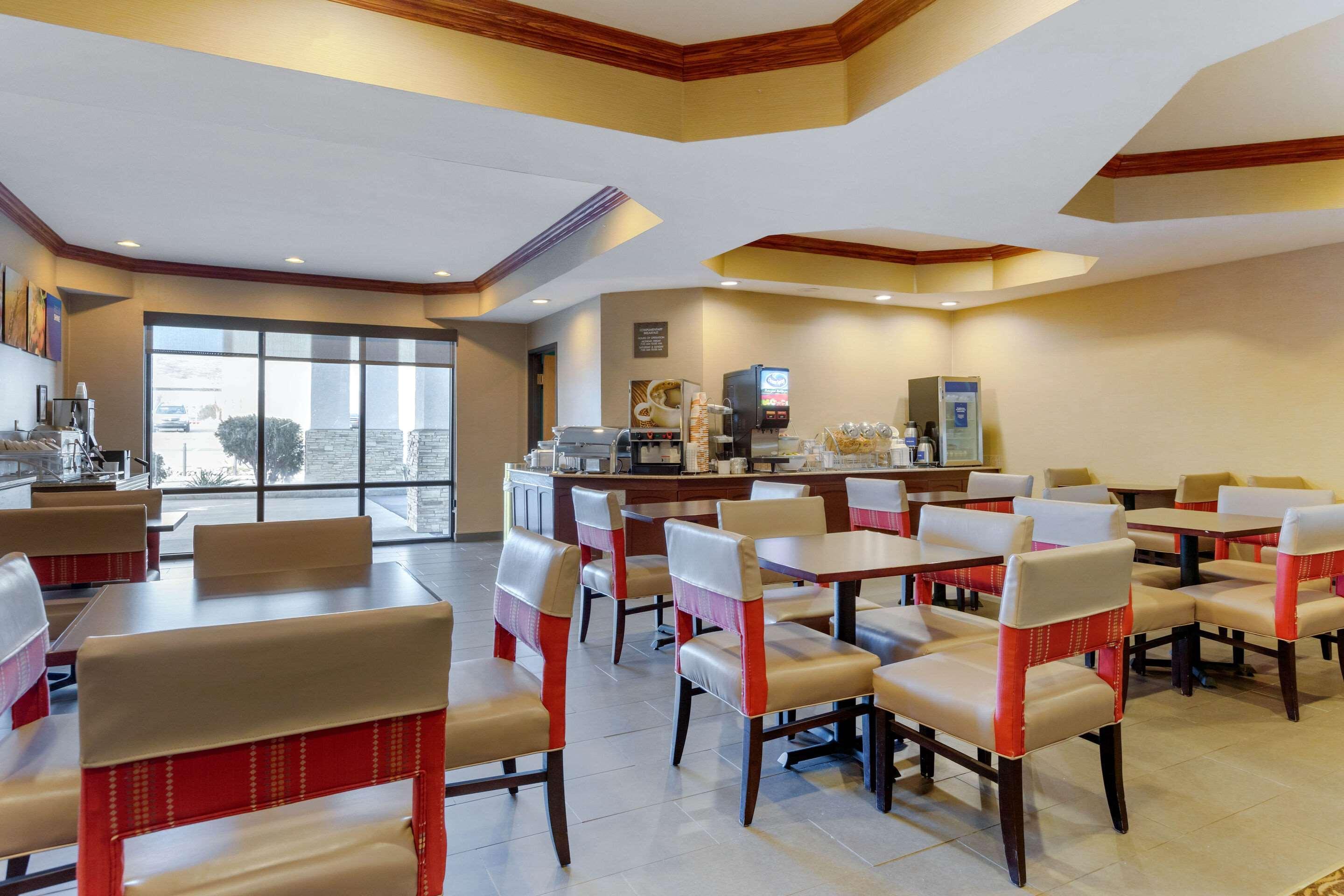 Comfort Suites South Haven Near I-96 Екстер'єр фото